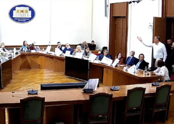 VIDEO/ I arrestuari Ilir Beqaj shëtit i lirë në Kryesinë e Kuvendit dhe kërcënon deputetët e opozitës