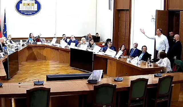 VIDEO/ I arrestuari Ilir Beqaj shëtit i lirë në Kryesinë e Kuvendit dhe kërcënon deputetët e opozitës
