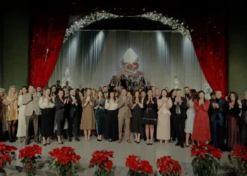 “E duam lumturinë”, Parashqevi Simaku rikthehet të këndojë me stafin e Top Media-s në urimin e fundvitit