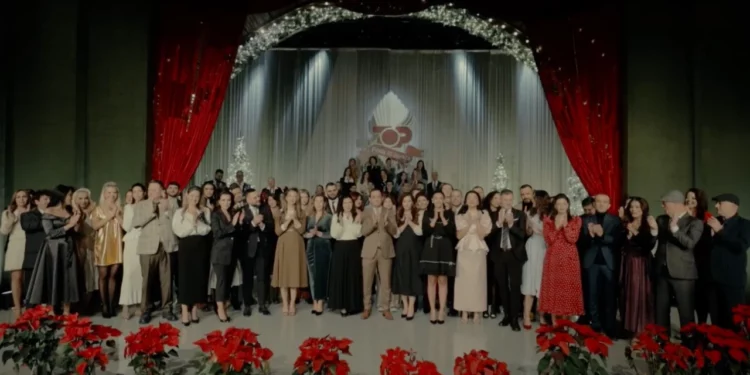 “E duam lumturinë”, Parashqevi Simaku rikthehet të këndojë me stafin e Top Media-s në urimin e fundvitit