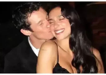 EMOCIONUESE/ Dua Lipa merr PROPOZIMIN romantik për festën e Krishtlindjes! FEJOHET me të dashurin Callum Turner