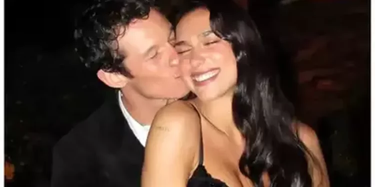 EMOCIONUESE/ Dua Lipa merr PROPOZIMIN romantik për festën e Krishtlindjes! FEJOHET me të dashurin Callum Turner