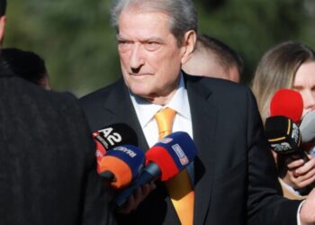 Berisha: Edi Rama e ndaloi këngën ‘Mora fjalë’ në stadium me urdhër të Beogradit, ky është një akt poshtërues