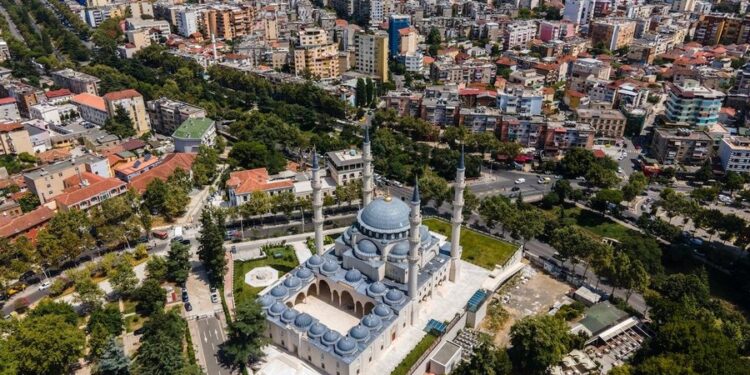 Bashkia e Tiranës hap thirrjet për banesat sociale me qira, ja si aplikohet