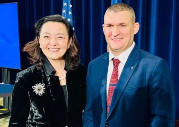 U shpall nga DASH kampion kundër korrupsionit, ish-ambasadorja Yuri Kim uron Altin Dumanin