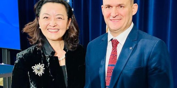 U shpall nga DASH kampion kundër korrupsionit, ish-ambasadorja Yuri Kim uron Altin Dumanin