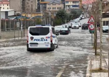 Bulqiza përmbytet nga reshjet e dendura të shiut, vështirësohet qarkullimi