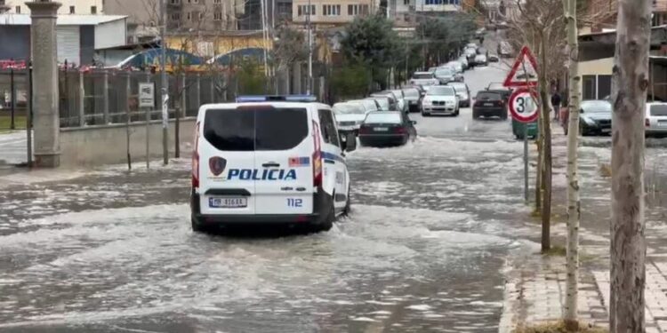 Bulqiza përmbytet nga reshjet e dendura të shiut, vështirësohet qarkullimi