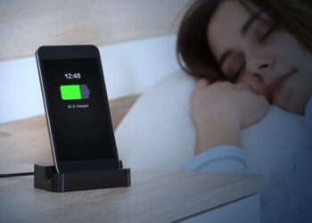 Arsyet pse nuk duhet të mbajmë telefonat afër kur flemë gjumë