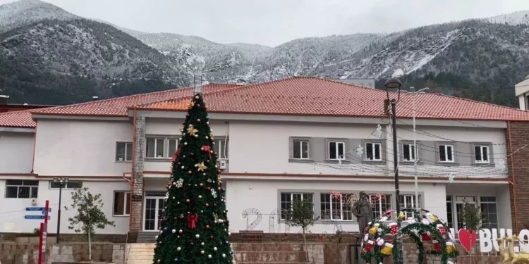 Zbardhet veriu i Shqipërisë, rikthehen reshjet e dëborës