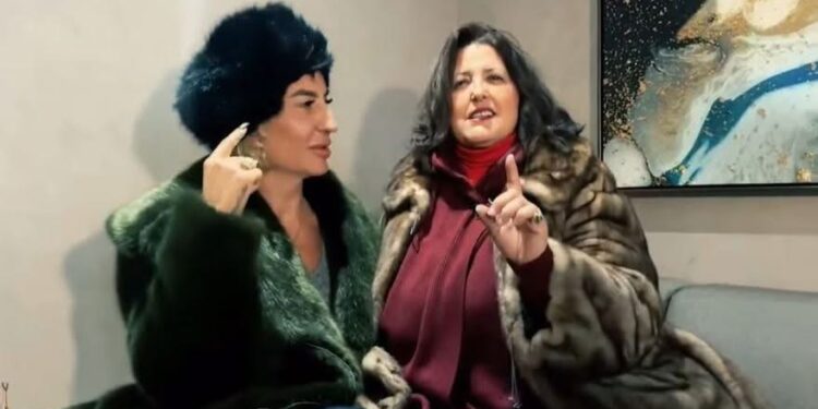 Parashqevi Simaku ngre në këmbë sallën e Pallatit të Kongreseve: Puthje për të gjithë konkurrentët