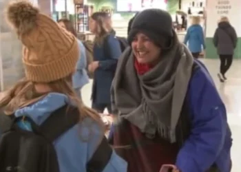 “Gjesti human që u kthye në histori ndërkombëtare”, gazetarja e “ABC 7” rrëfen si e gjeti Parashqevinë në stacionin e trenit: Më bëri përshtypje