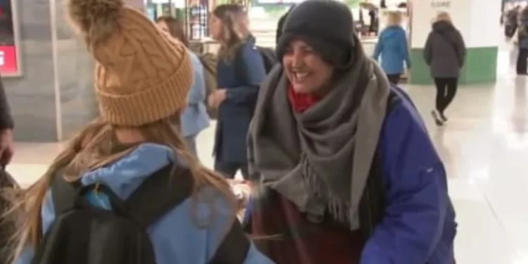 “Gjesti human që u kthye në histori ndërkombëtare”, gazetarja e “ABC 7” rrëfen si e gjeti Parashqevinë në stacionin e trenit: Më bëri përshtypje