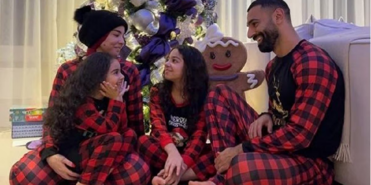 Salah zhgënjen fansat myslimanë për foton e Krishtlindjes. Mallkime në rrjet!