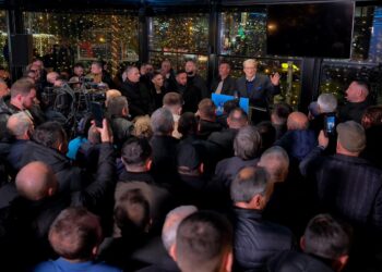 Berisha: Kosova dha 50 milionë euro për pensionistët që jetojnë jashtë vendit, kurse Rama ka dhënë 16 milionë euro për 780 mijë të moshuar. Në bashki kanë nisur të thërrasin ‘Poshtë Veliaj, rroftë Gonxhe