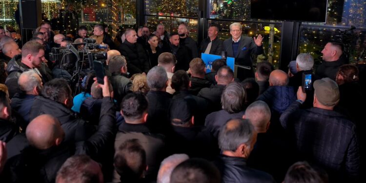 Berisha: Kosova dha 50 milionë euro për pensionistët që jetojnë jashtë vendit, kurse Rama ka dhënë 16 milionë euro për 780 mijë të moshuar. Në bashki kanë nisur të thërrasin ‘Poshtë Veliaj, rroftë Gonxhe