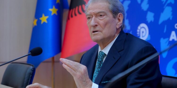 Berisha publikon biletën e avionit të Veliajt: E ka kthimin me 18 janar, po e mbush komunitetin ndërkombëtar me shpifje për të marrë azil