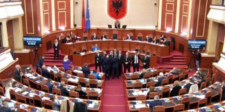 Seanca maratonë në Kuvend/ Falja e gjobave votohet pas mesnate, ja kush përfiton