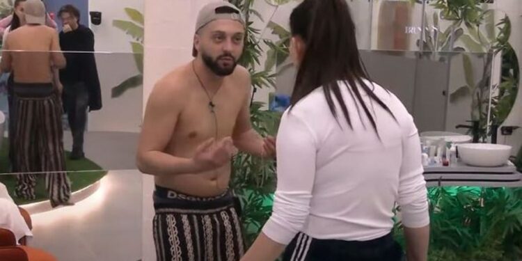 “Nuk guxon të më prekesh me dorë, jam grua e martuar!” Rozana Radi dhe Gjesti debatojnë në BBV: Po më provokon që të futem në vaskë…