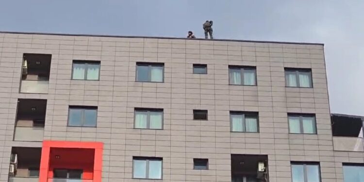 DETAJE të rënda/ RENEA gjen dy armë në banesën ku ndodhej vajza në Astir, dyshohet se shtëpia ishte marrë me qira…