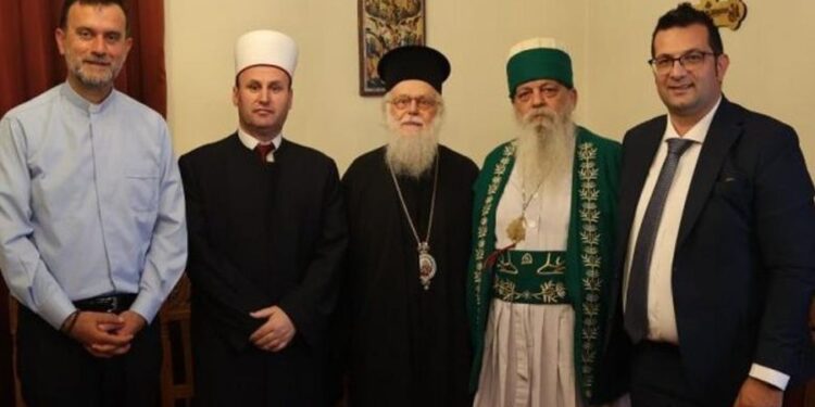 Janullatos në gjendje kritike në spital/ Krerët e besimeve fetare në Shqipëri bëhen bashkë në lutje për Kryepeshkopin