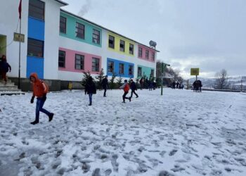 SHKAK MOTI/ Ministria e Arsimit pezullon mësimin në 77 shkolla të vendit (LISTA)