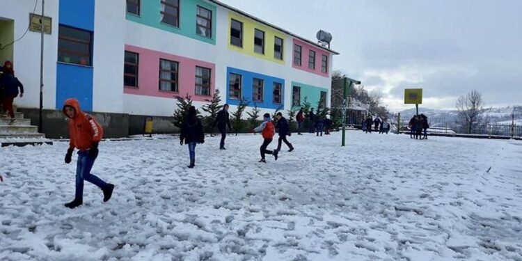 SHKAK MOTI/ Ministria e Arsimit pezullon mësimin në 77 shkolla të vendit (LISTA)