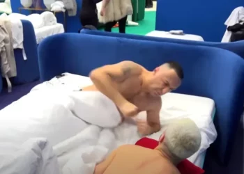 ACAROHEN marrëdhëniet mes dy banorëve! G Bani tenton të GODASË me grusht Gjestin