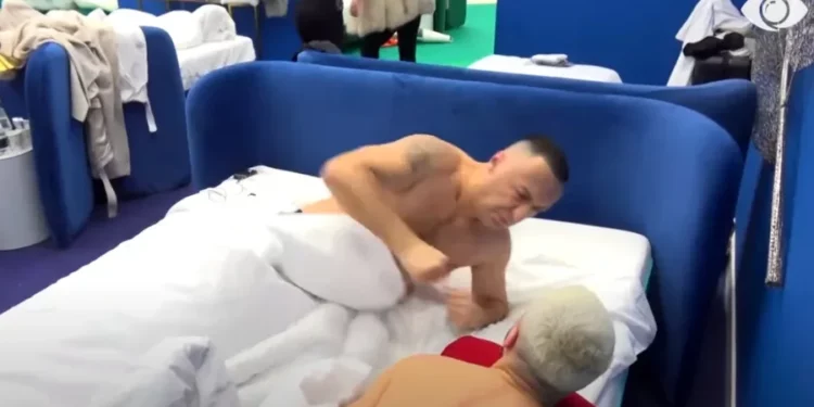 ACAROHEN marrëdhëniet mes dy banorëve! G Bani tenton të GODASË me grusht Gjestin