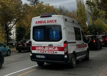 E RËNDË në Tiranë/ Efektivi i policisë bie nga lartësia e pallatit, dërgohet me urgjencë në spital