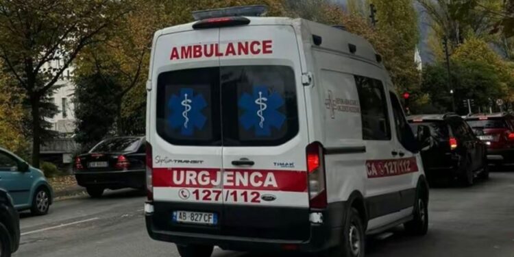 E RËNDË në Tiranë/ Efektivi i policisë bie nga lartësia e pallatit, dërgohet me urgjencë në spital