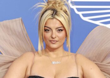 Bebe Rexha poston FOTON e pazakontë: Qëllimi im në jetë është të kem një lopë