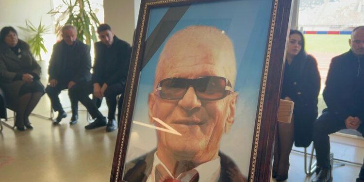 Homazhe në stadiumin “Loro Boriçi”, i jepet lamtumira e fundit legjendës së futbollit Sabah Bizi!