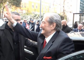 FOTO E DITËS: Momenti kur Berisha del nga SPAK dhe përshëndet mbështetësit!