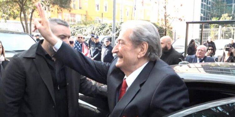 FOTO E DITËS: Momenti kur Berisha del nga SPAK dhe përshëndet mbështetësit!