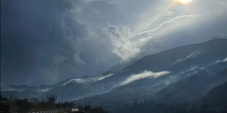 Vijojnë reshjet e shiut, temperatura deri -2 gradë C