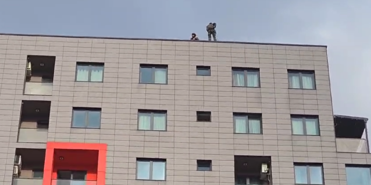 Mbajtën të mbyllur në apartament 21-vjeçaren, policia arreston një nga autorët e ngjarjes që alarmoi zonën e Astirit