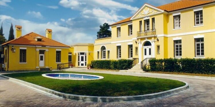 Ngrirja e fondeve për institucionet shqiptare, ambasada e SHBA sqaron vendimin e Trump