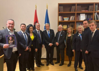 Deputetët britanik i shkojnë për takim zyrtar në zyrë kreut të PD Sali Berisha