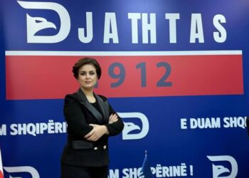 “DJATHTAS 1912″/ Edlira Devolli thirrje emigrantëve shqiptarë: Duhet të regjistroheni, jo për të mbajtur në këmbë këtë mur, por për të shpëtuar Shqipërinë nga rrënimi i tij.