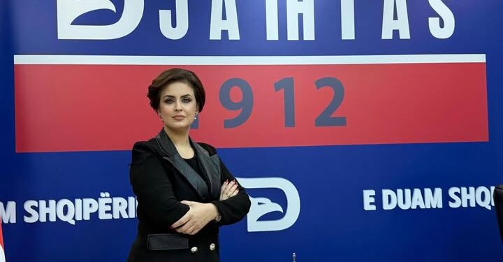 “DJATHTAS 1912″/ Edlira Devolli thirrje emigrantëve shqiptarë: Duhet të regjistroheni, jo për të mbajtur në këmbë këtë mur, por për të shpëtuar Shqipërinë nga rrënimi i tij.