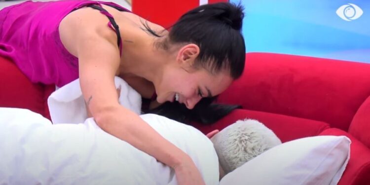 “Të kam dashuruar fort”/ Egli i shkruan LETËR dashurie Gjestit, por si reagon ai?