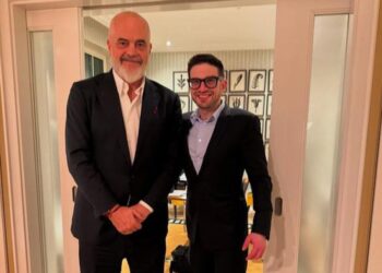 Alex Soros publikon fotografinë me kryeministrin Edi Rama: Po e rikthej për shkak të kërkesave të shumta
