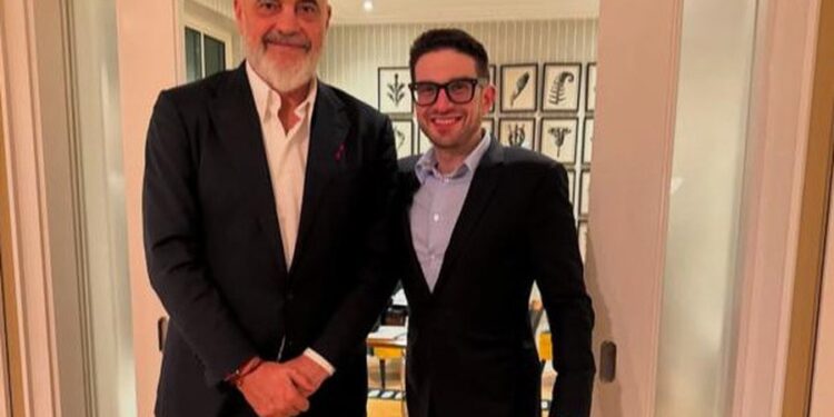 Alex Soros publikon fotografinë me kryeministrin Edi Rama: Po e rikthej për shkak të kërkesave të shumta