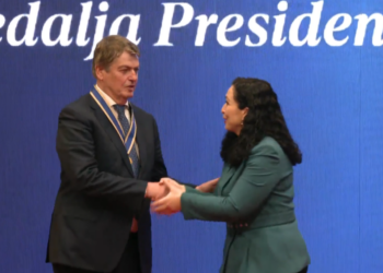 Vjosa Osmani nderon me titullin ‘Medalja Presidenciale e Meritave’ ish-presidentin, Bamir Topi
