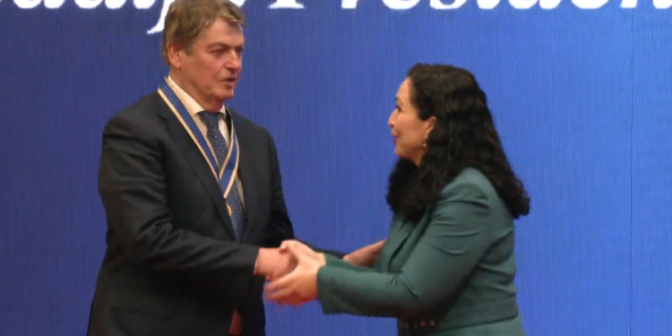 Vjosa Osmani nderon me titullin ‘Medalja Presidenciale e Meritave’ ish-presidentin, Bamir Topi