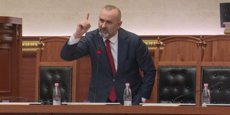 Plas sherri mes Bardhit dhe Manjës: Je budalla i certifikuar që s’di as lexim, e as këndim!