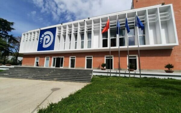 Tedi Blushi mbledhje me Flamur Nokën në selinë e PD, zbardhen detaje nga takimi