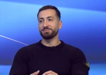 U aludua për orientimin e tij seksual/ Jozi sqaron lidhjen me djalin në FOTOT virale