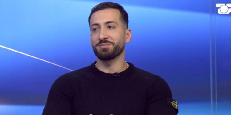 U aludua për orientimin e tij seksual/ Jozi sqaron lidhjen me djalin në FOTOT virale